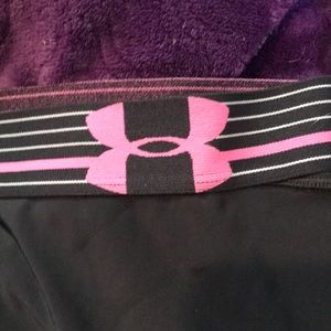 Black and pink underarmer women’s padded shorts